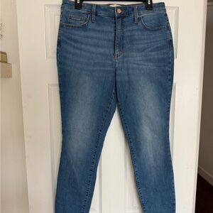 Classic Blue Women's Jeans - Universal Thread